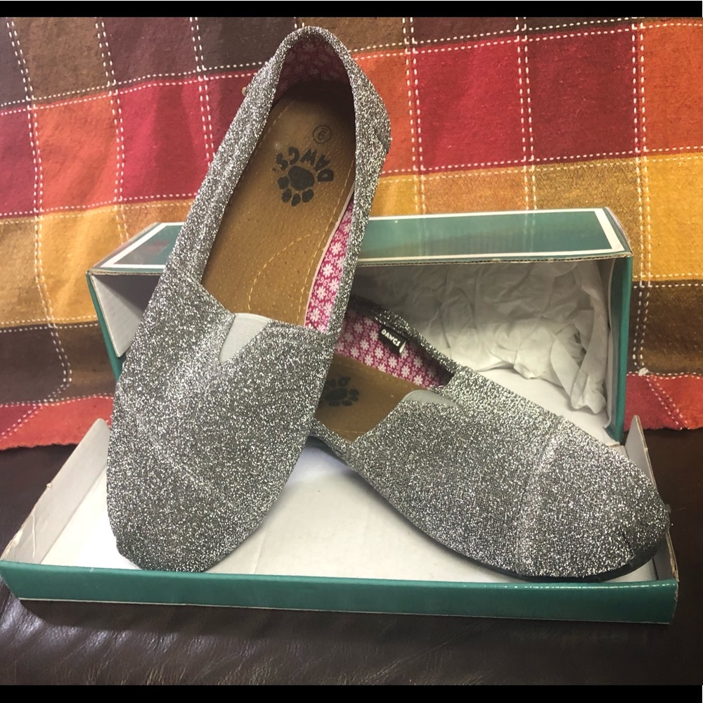 Women’s Caymans silk silver frost Dawgs flats